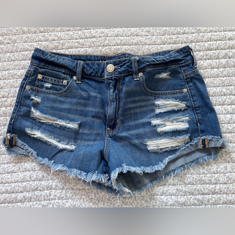 American Eagle Tomgirl Shortie distressed/ripped Jean Shorts size 8 NWOT